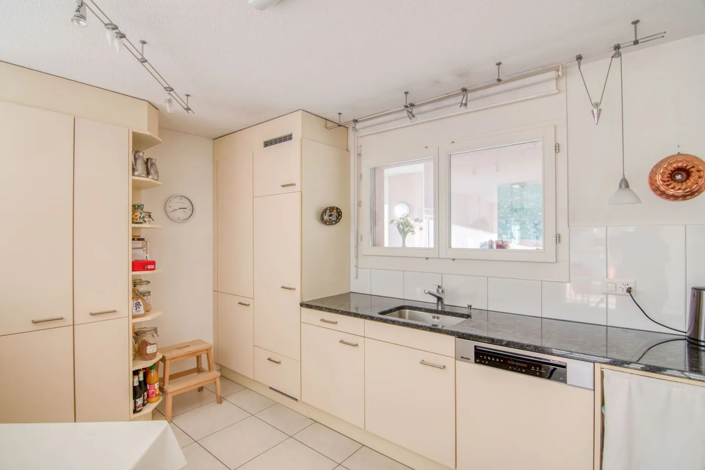 Bathed in Light and Alpine Panorama: Spacious, Barrier-Free 5.5-Room Garden Apartment - Photo 8 of 33