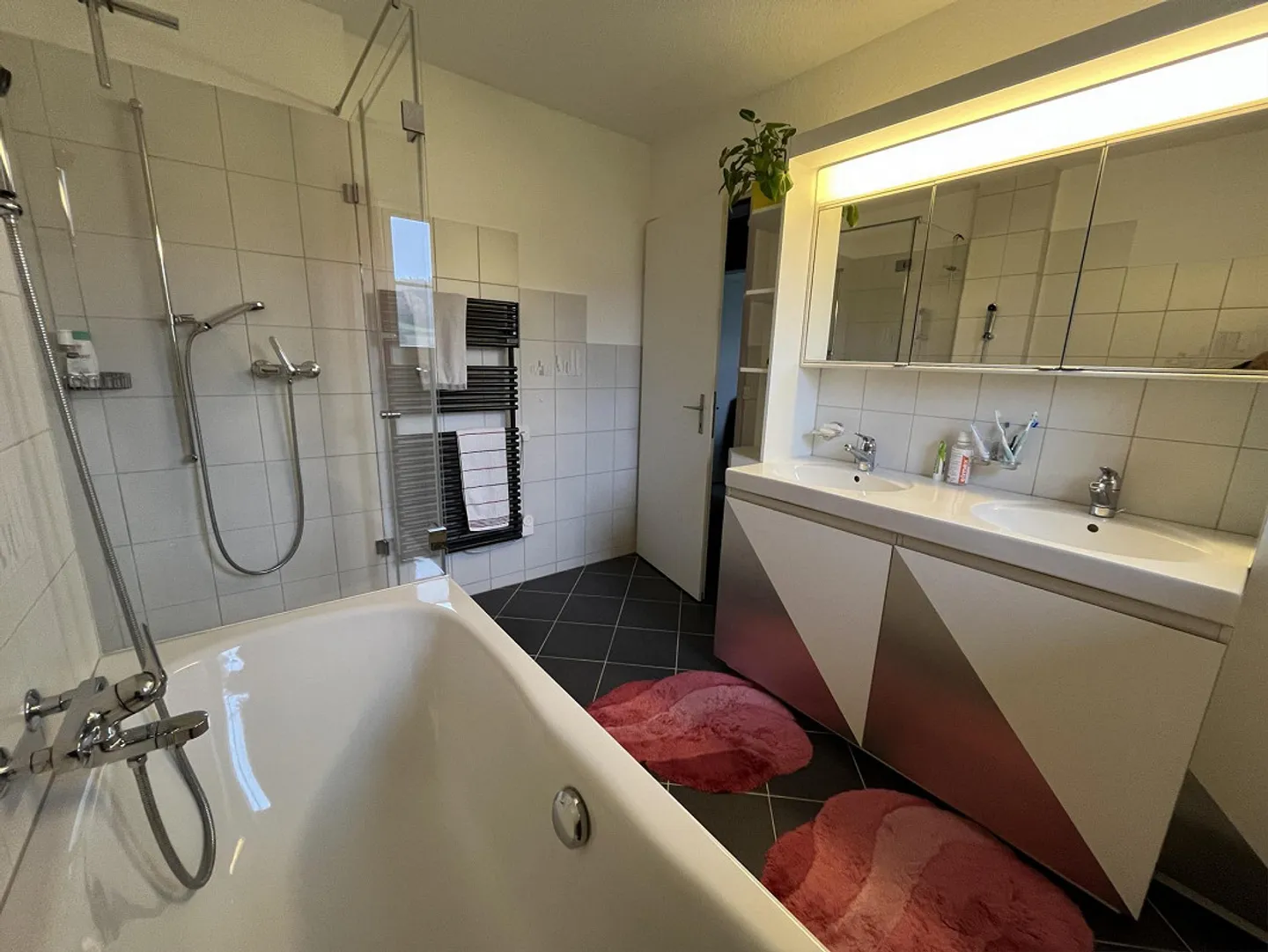 Maison jumelée spacieuse de 6,5 pièces dans un emplacement calme et privilégié - Photo 12 sur 14