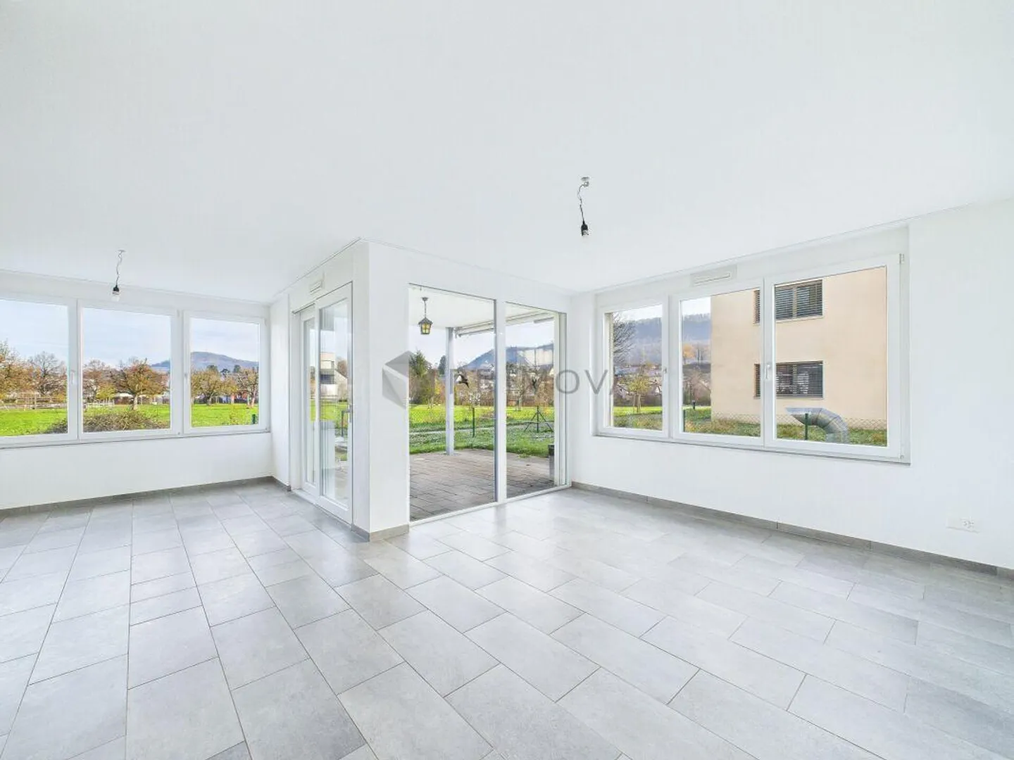 Architettura spaziale riuscita con giardino privato - Foto 2 di 9