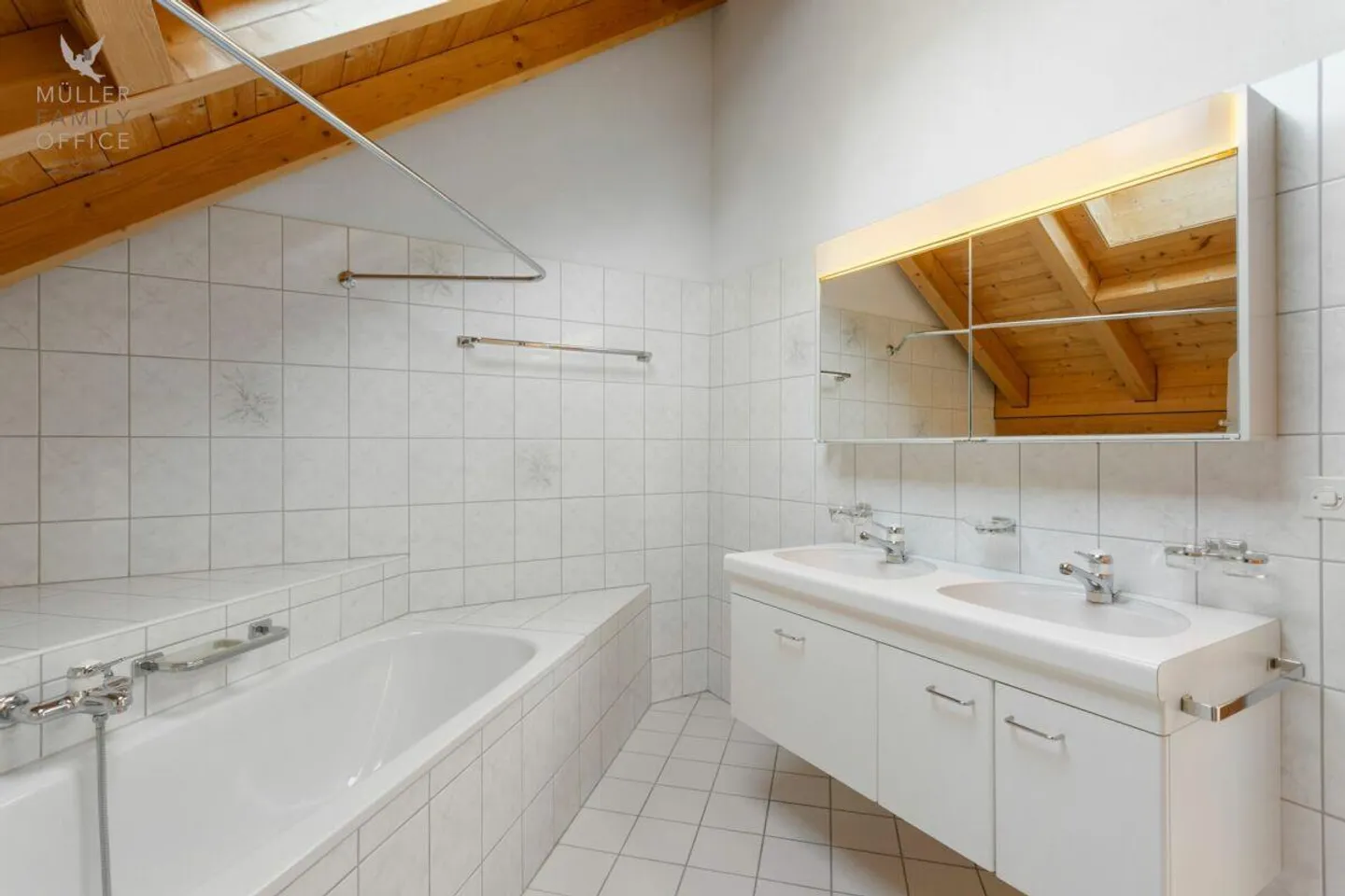 Well-maintained semi-detached single-family house with impressive views - Photo 12 of 13