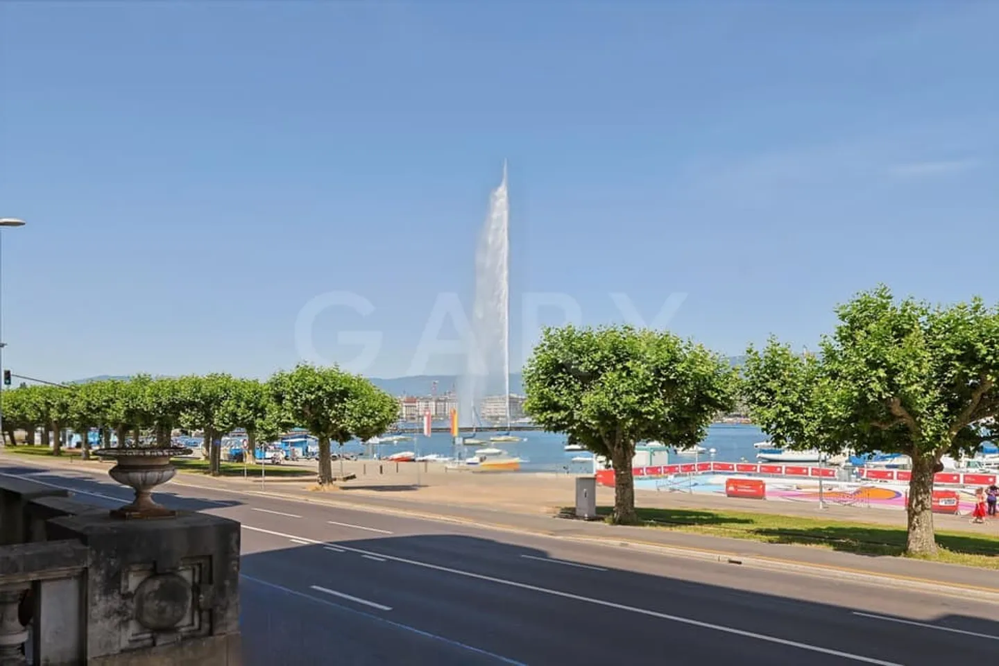 APPARTEMENT D'EXCEPTION FACE AU JET D'EAU - Photo 1 sur 5