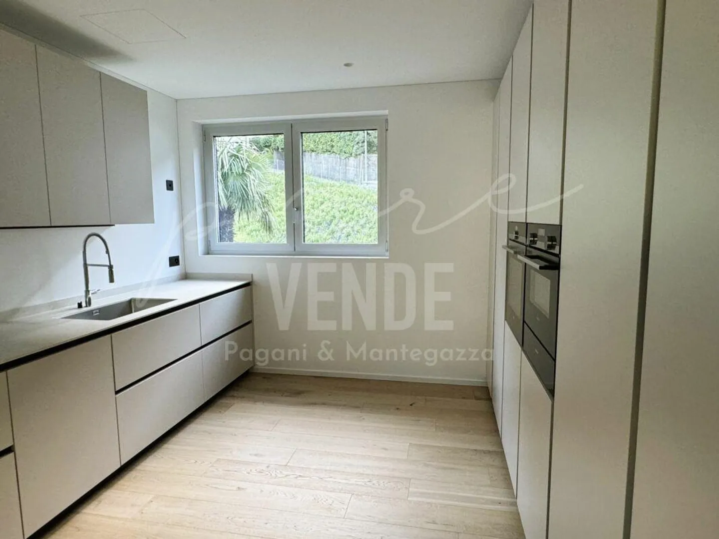 BISSONE I 4.5 ALTO STANDING I VISTA LAGO E PISCINA IN COMUNE - Foto 7 di 12