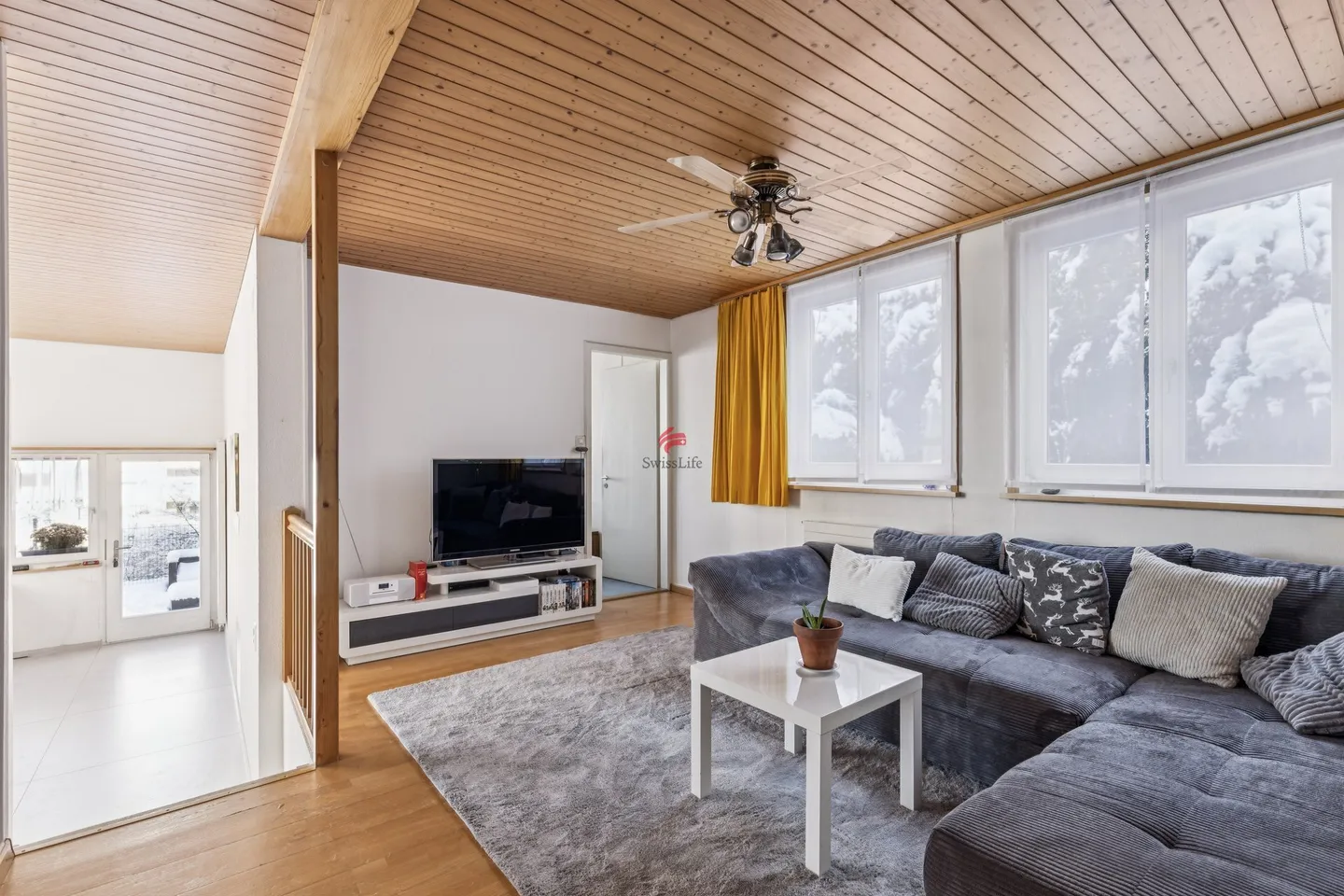 City Loft with 3 Garages - Photo 3 of 11