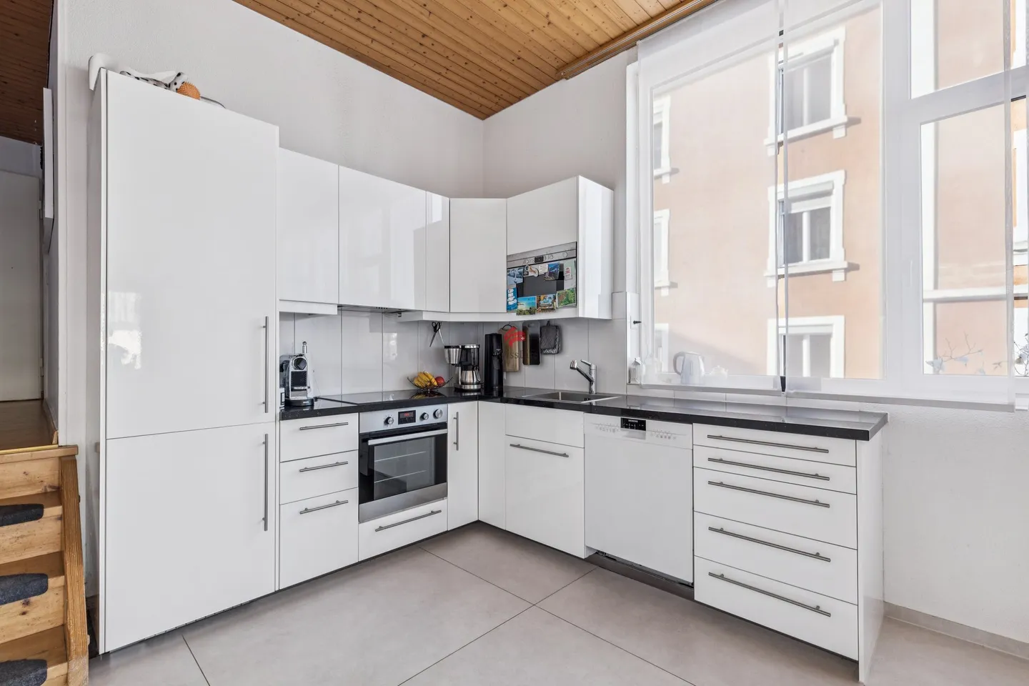 City Loft with 3 Garages - Photo 4 of 11