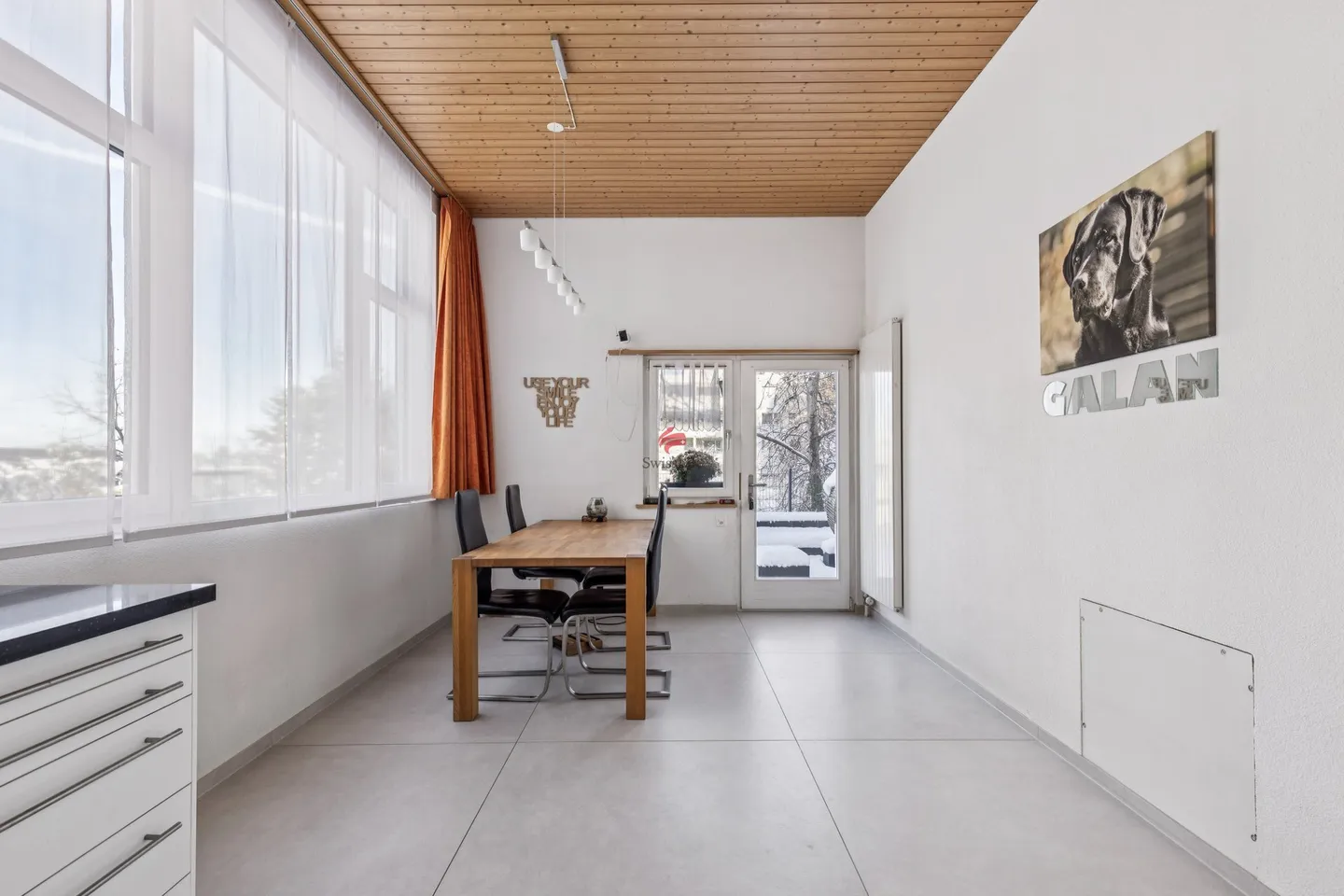 City Loft with 3 Garages - Photo 5 of 11