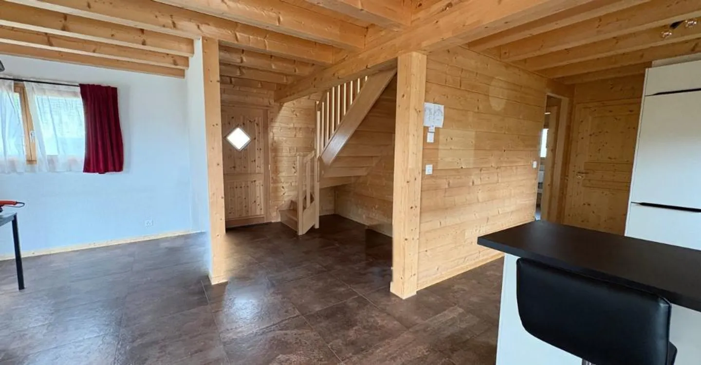 Charming 5.5-room chalet for rent in Bioux - Photo 2 of 10