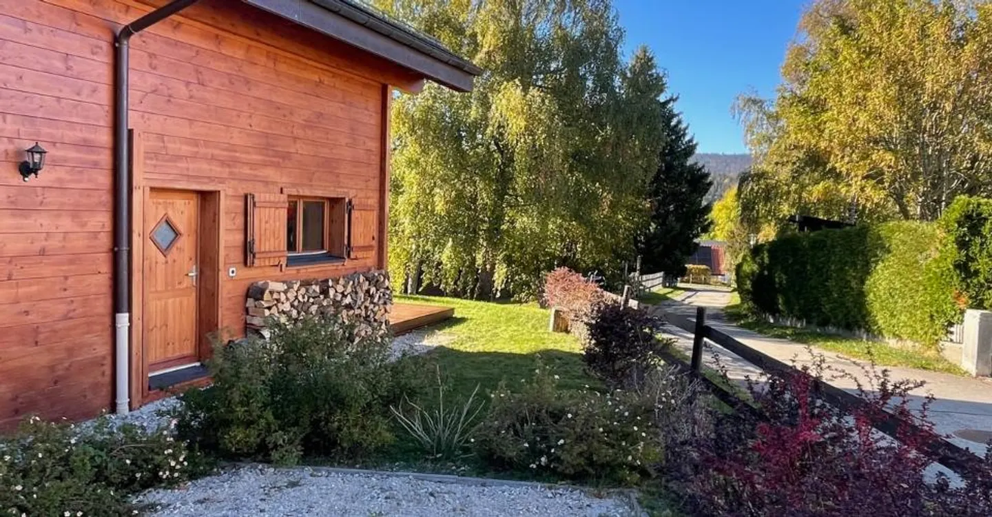 Charming 5.5-room chalet for rent in Bioux - Photo 1 of 10