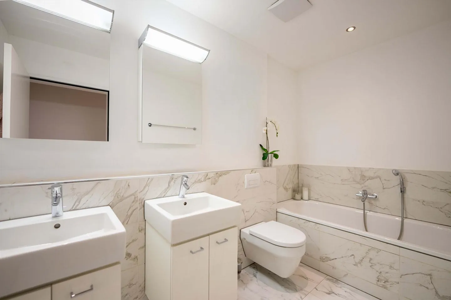 Modern 4.5 room apartment with 2 parking spaces - Photo 3 of 5