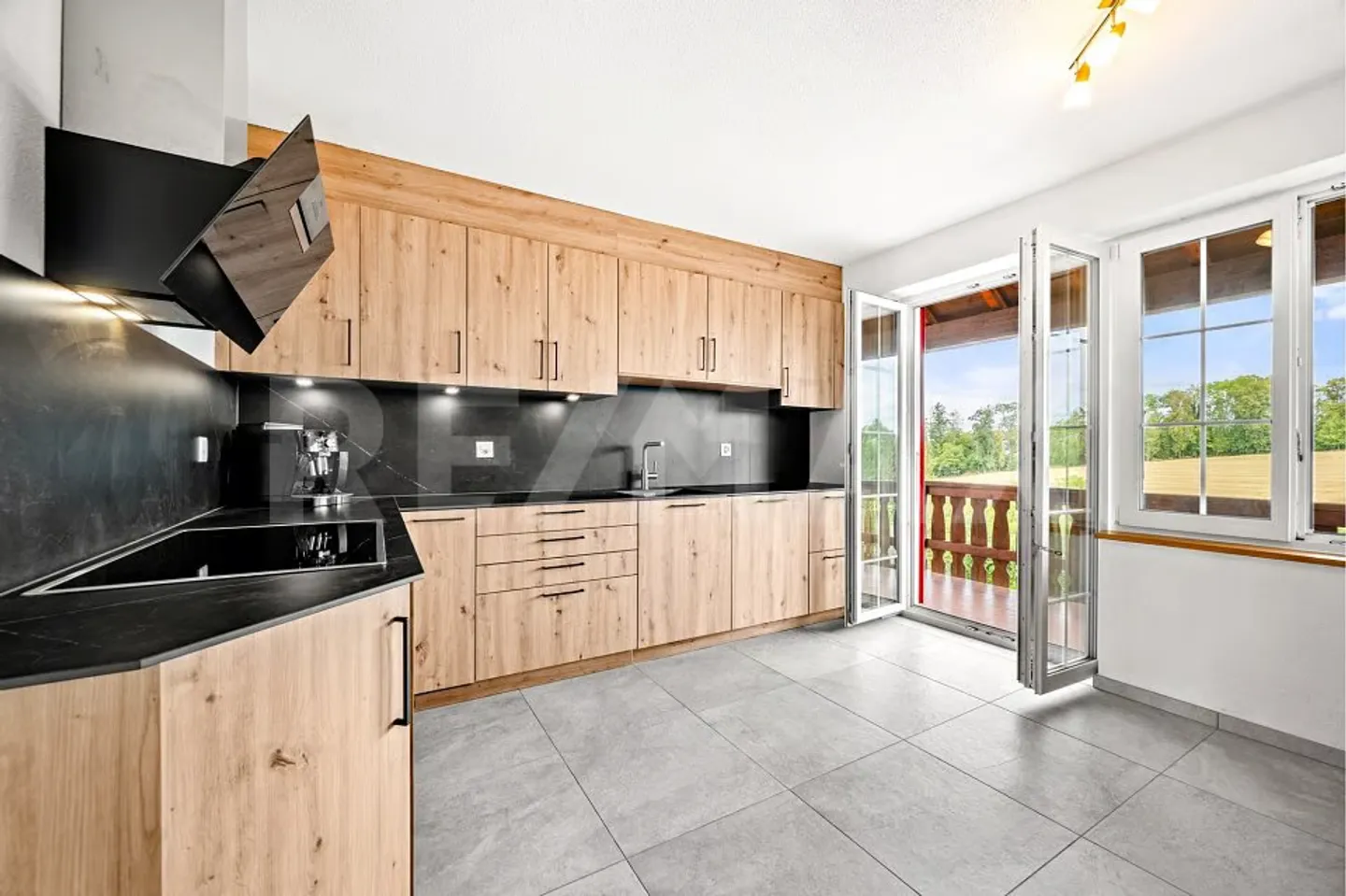 APPARTEMENT RÉNOVÉ DE 4 PIÈCES AVEC BALCON XXL ET CADRE IDYLLIQUE - Photo 2 sur 13