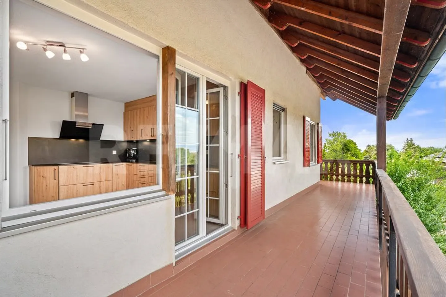 APPARTEMENT RÉNOVÉ DE 4 PIÈCES AVEC BALCON XXL ET CADRE IDYLLIQUE - Photo 3 sur 13