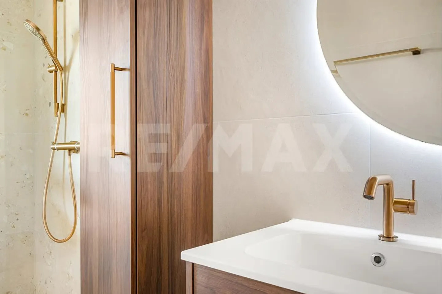 APPARTEMENT RÉNOVÉ DE 4 PIÈCES AVEC BALCON XXL ET CADRE IDYLLIQUE - Photo 10 sur 13