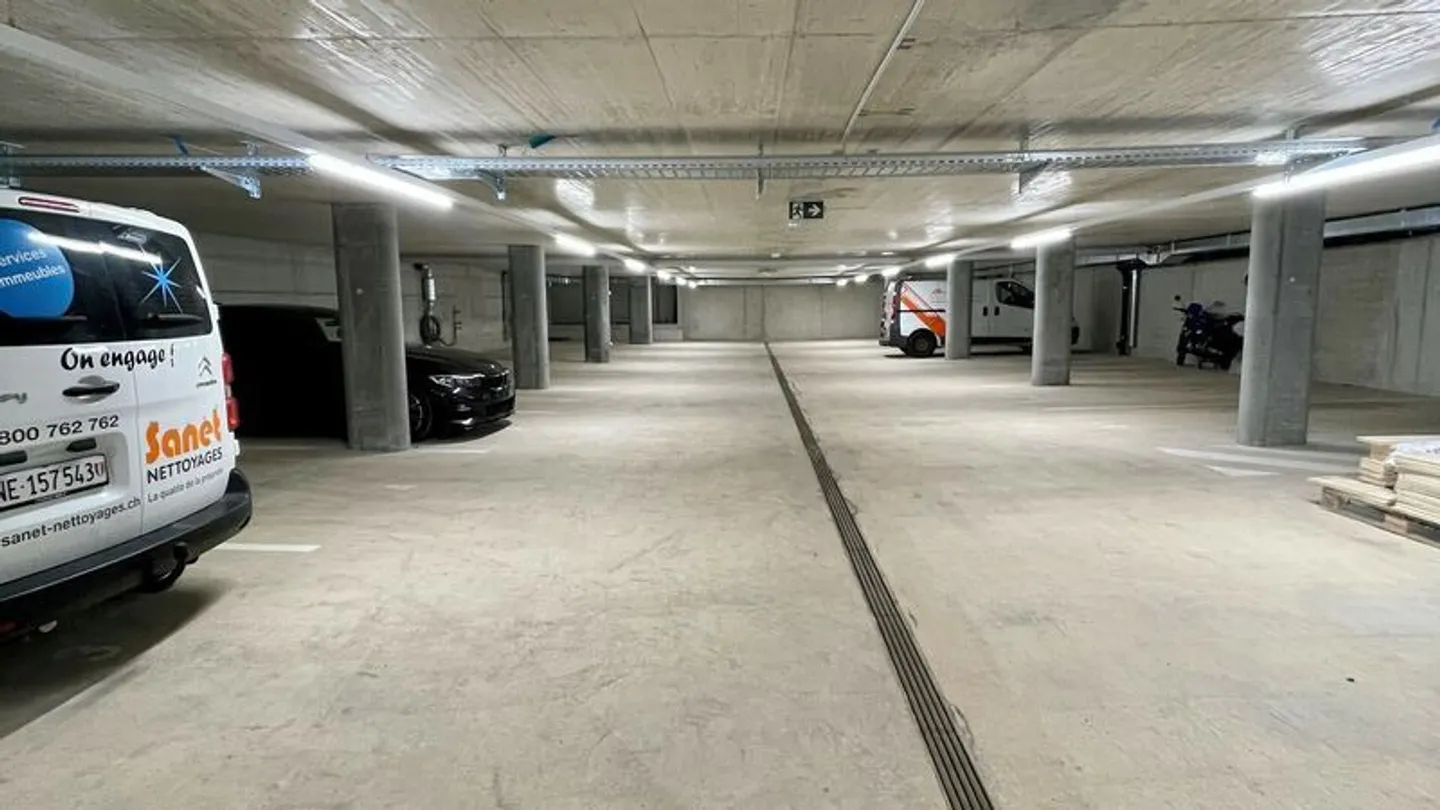 Indoor parking space number 41 - Photo 2 of 3