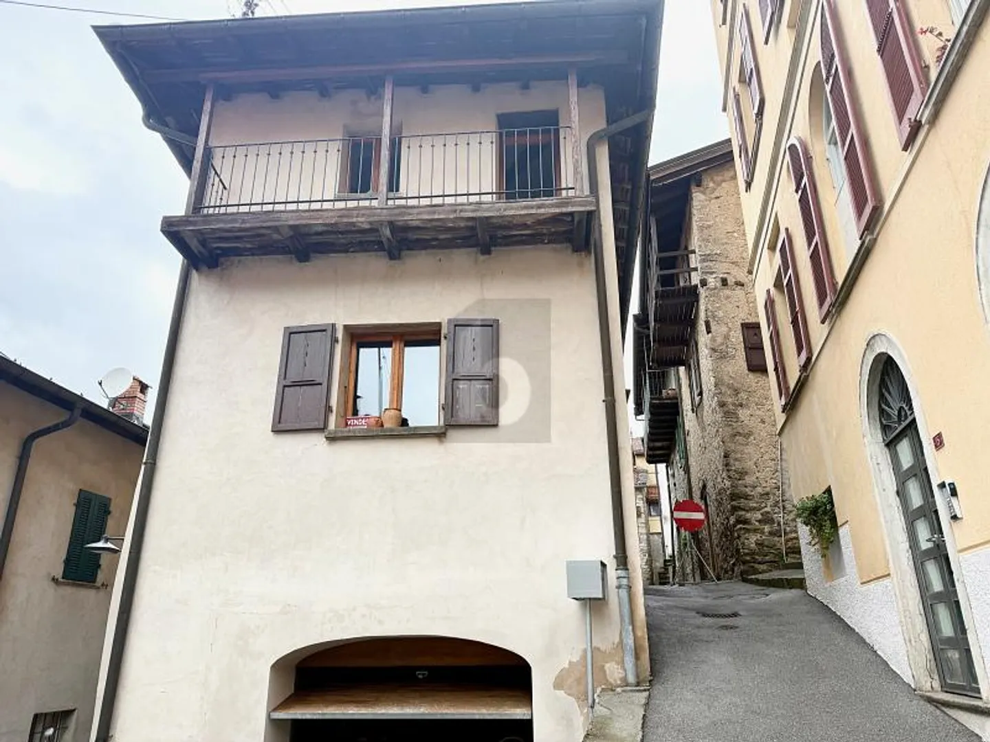 ZENTRALE LAGE MIT SCHÖNER AUSSICHT AUF DAS TAL - Foto 1 von 6