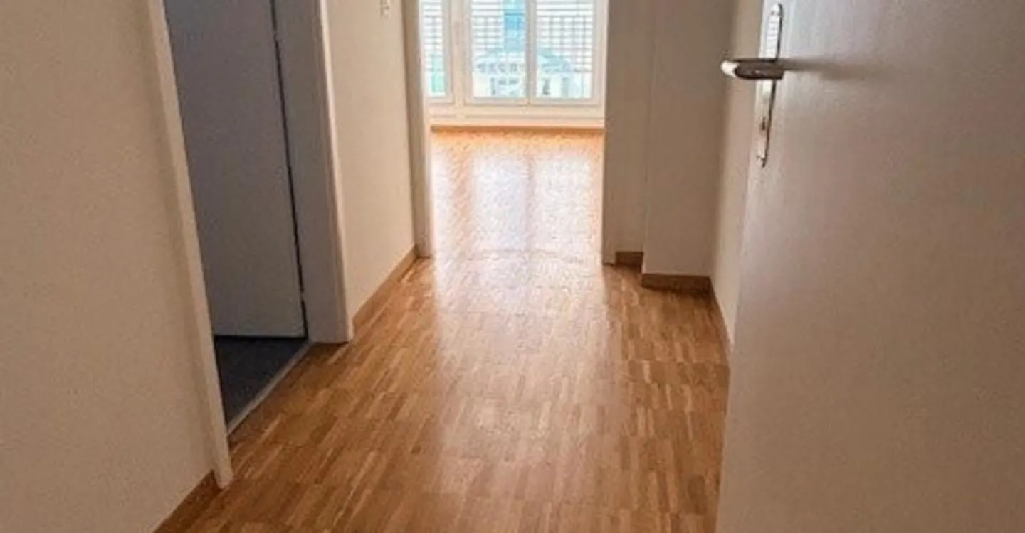 Appartement Charmant avec Terrasse - Photo 2 sur 8