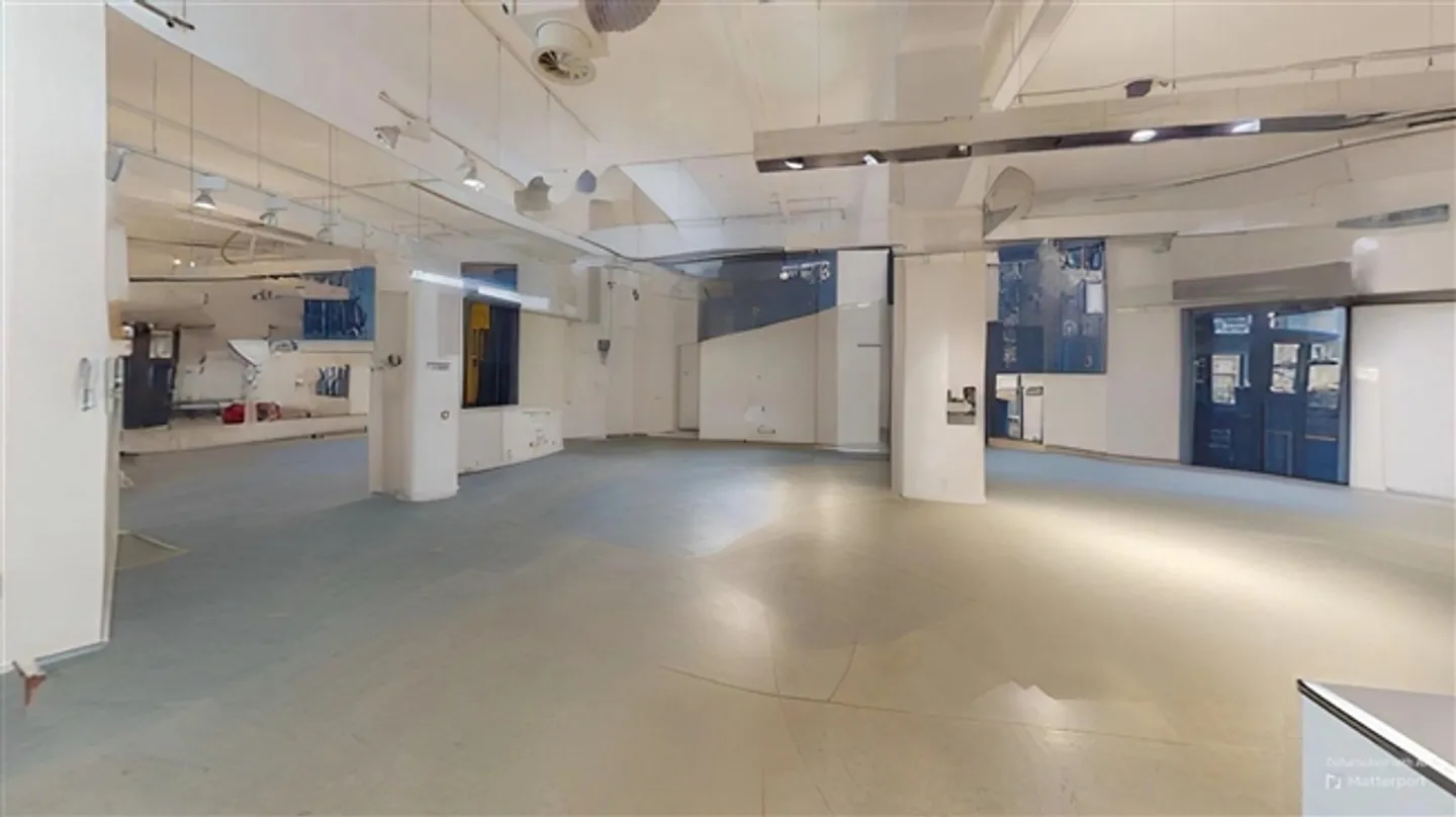 FOR RENT in Sierre – CHARACTER COMMERCIAL AREA ON 2 FLOORS + BASEMENT - Photo 2 of 9