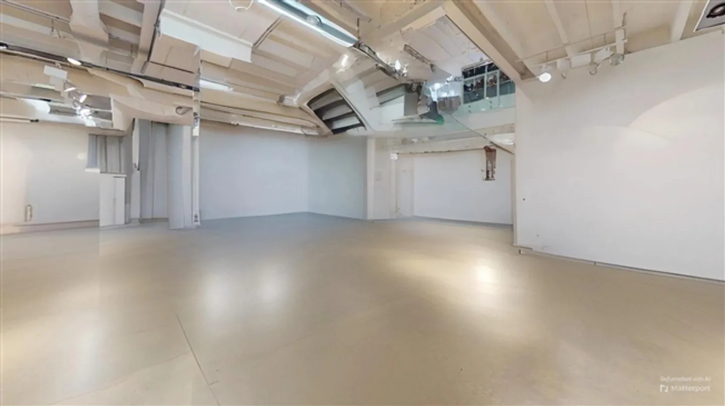 FOR RENT in Sierre – CHARACTER COMMERCIAL AREA ON 2 FLOORS + BASEMENT - Photo 3 of 9