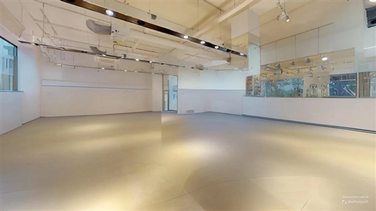 FOR RENT in Sierre – CHARACTER COMMERCIAL AREA ON 2 FLOORS + BASEMENT - Photo 4 of 9