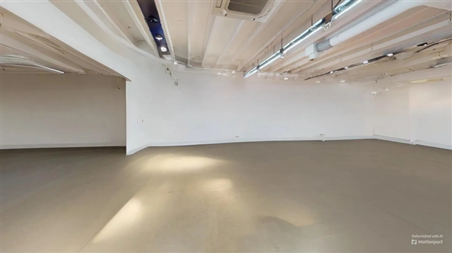 FOR RENT in Sierre – CHARACTER COMMERCIAL AREA ON 2 FLOORS + BASEMENT - Photo 5 of 9