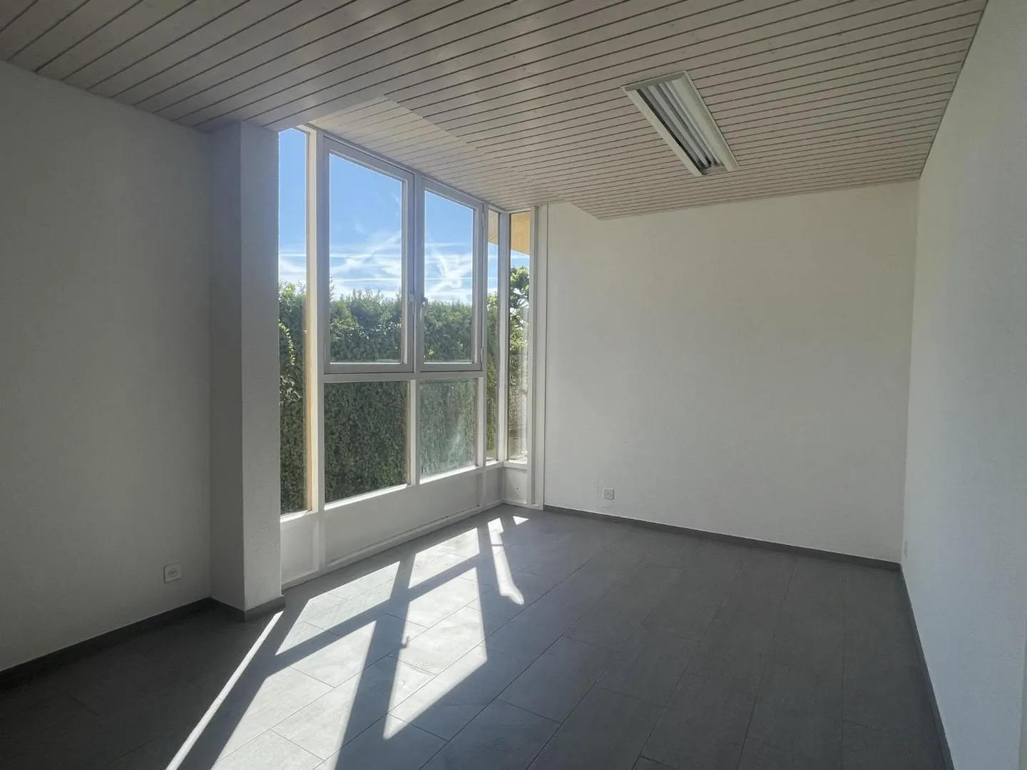 FOR RENT? OFFICE / PROFESSIONAL SPACE IN BOGIS-BOSSEY - Photo 1 of 5