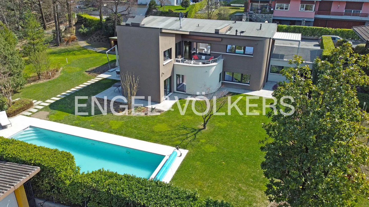 Moderne Design-Villa mit Pool - Foto 2 von 13