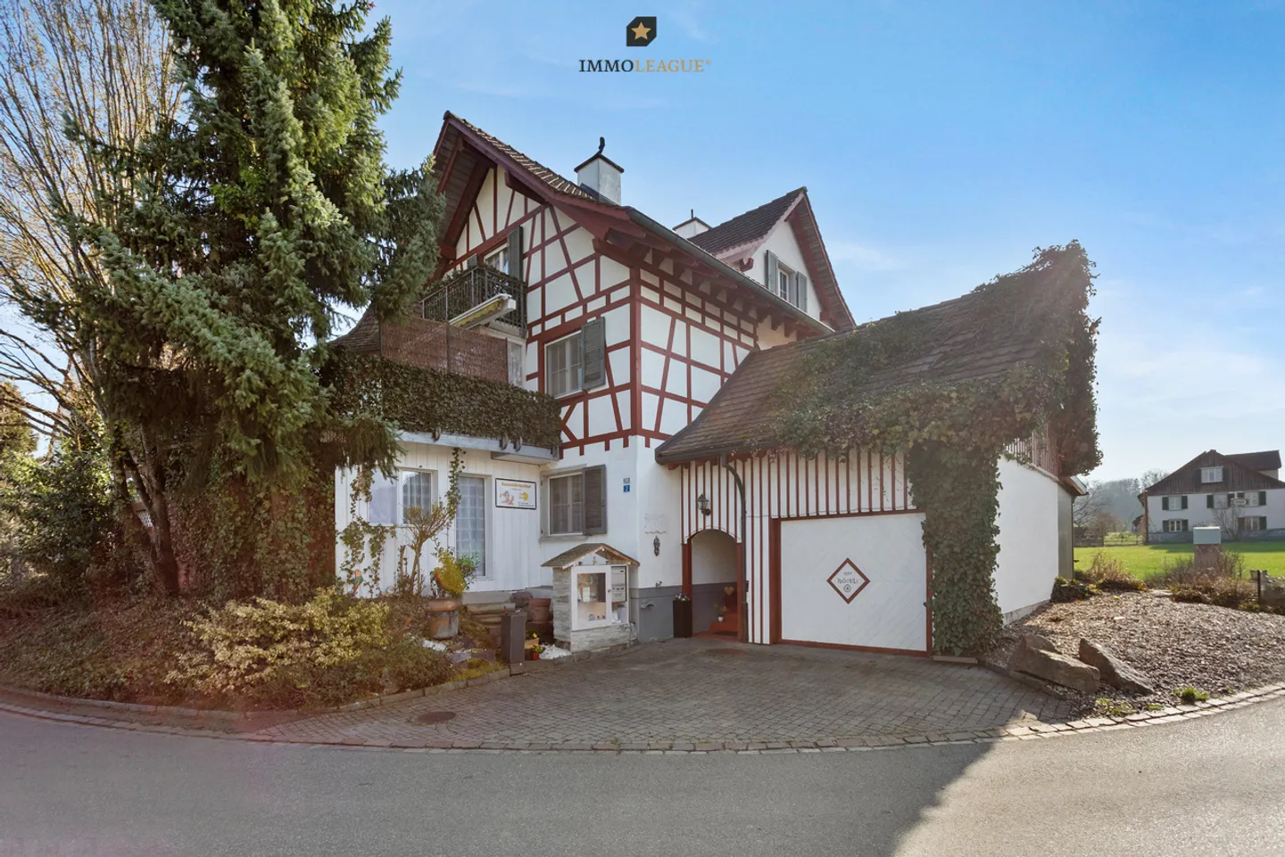 Charmantes Riegelhaus mit zeitloser Ausstrahlung - Photo 2 sur 7