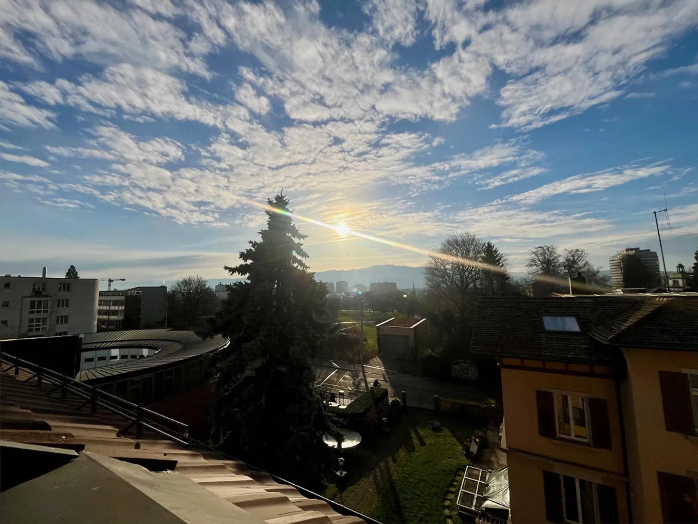 Sehr helle und ruhige 2,5-Zimmer-Attika-Wohnung mit Terrasse, traumhaftem Ausblick & Parkplatz - Foto 3 von 12