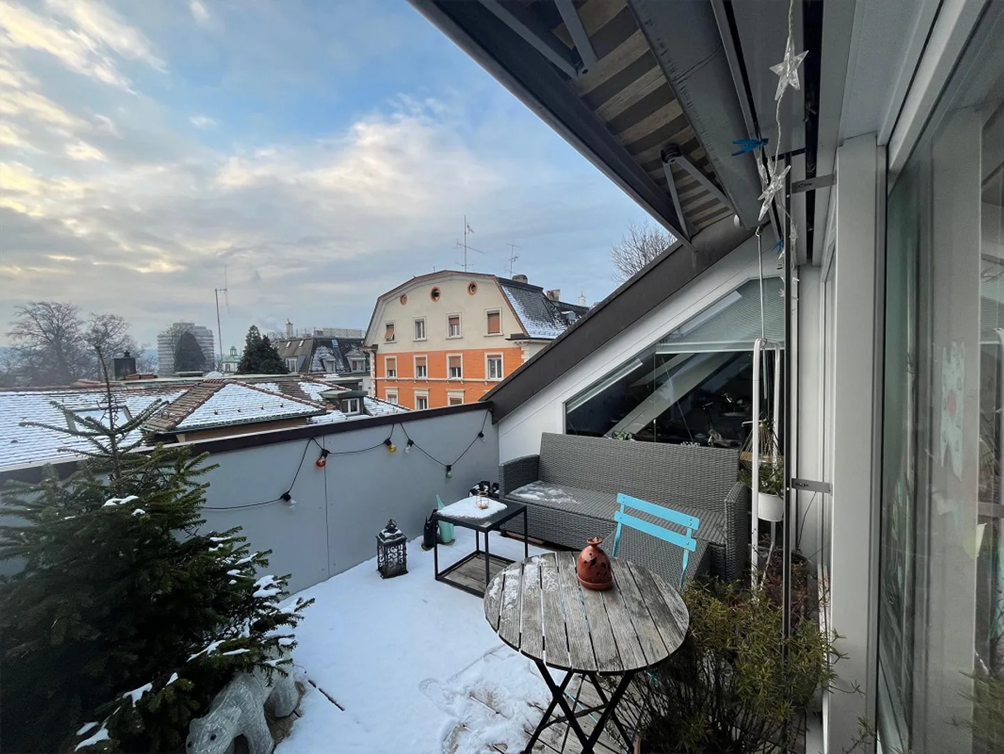 Sehr helle und ruhige 2,5-Zimmer-Attika-Wohnung mit Terrasse, traumhaftem Ausblick & Parkplatz - Foto 4 von 12