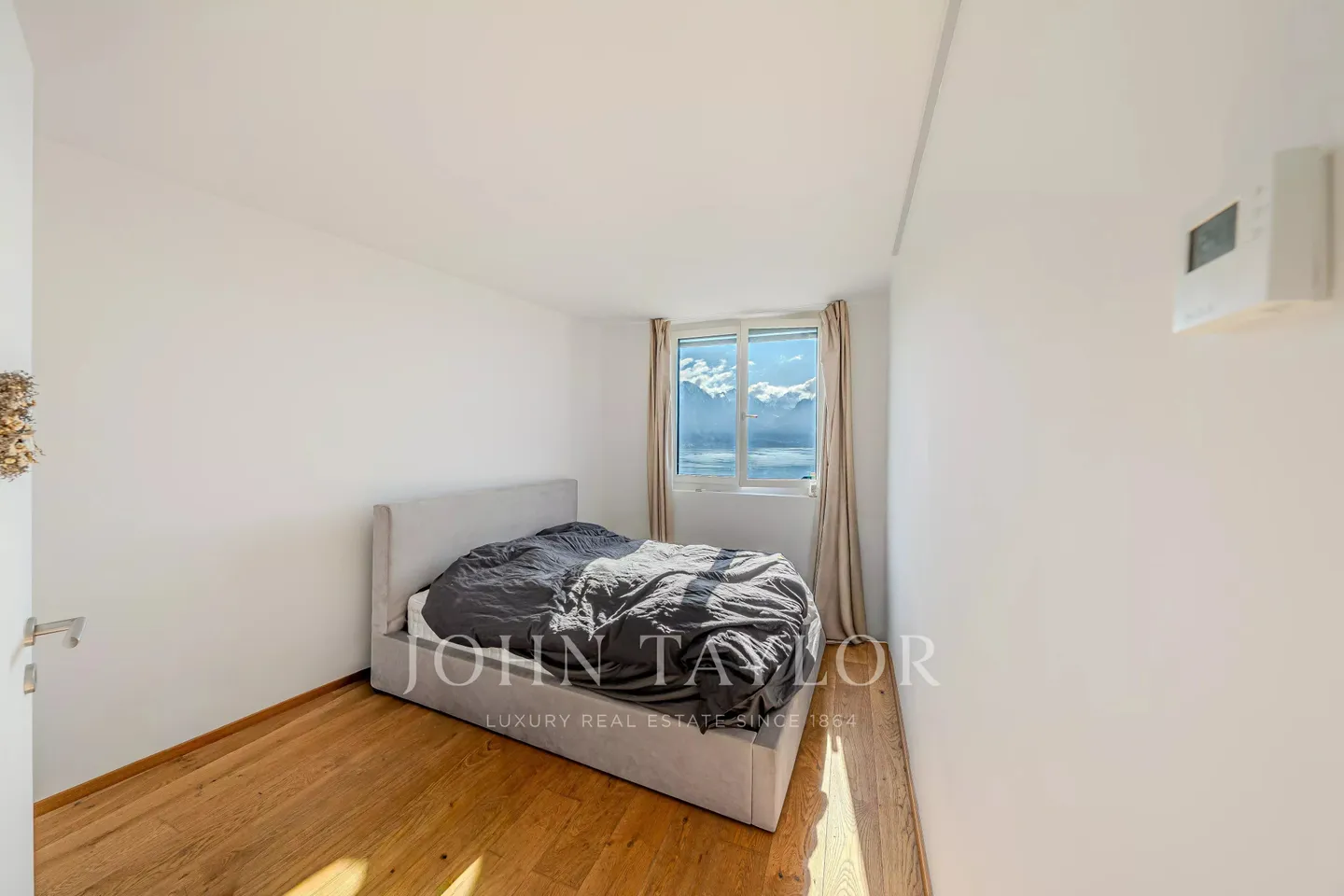 Contemporary villa with panoramic view in Brent - Photo 3 of 7