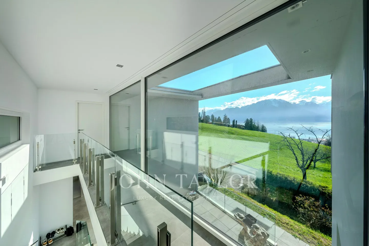 Contemporary villa with panoramic view in Brent - Photo 4 of 7