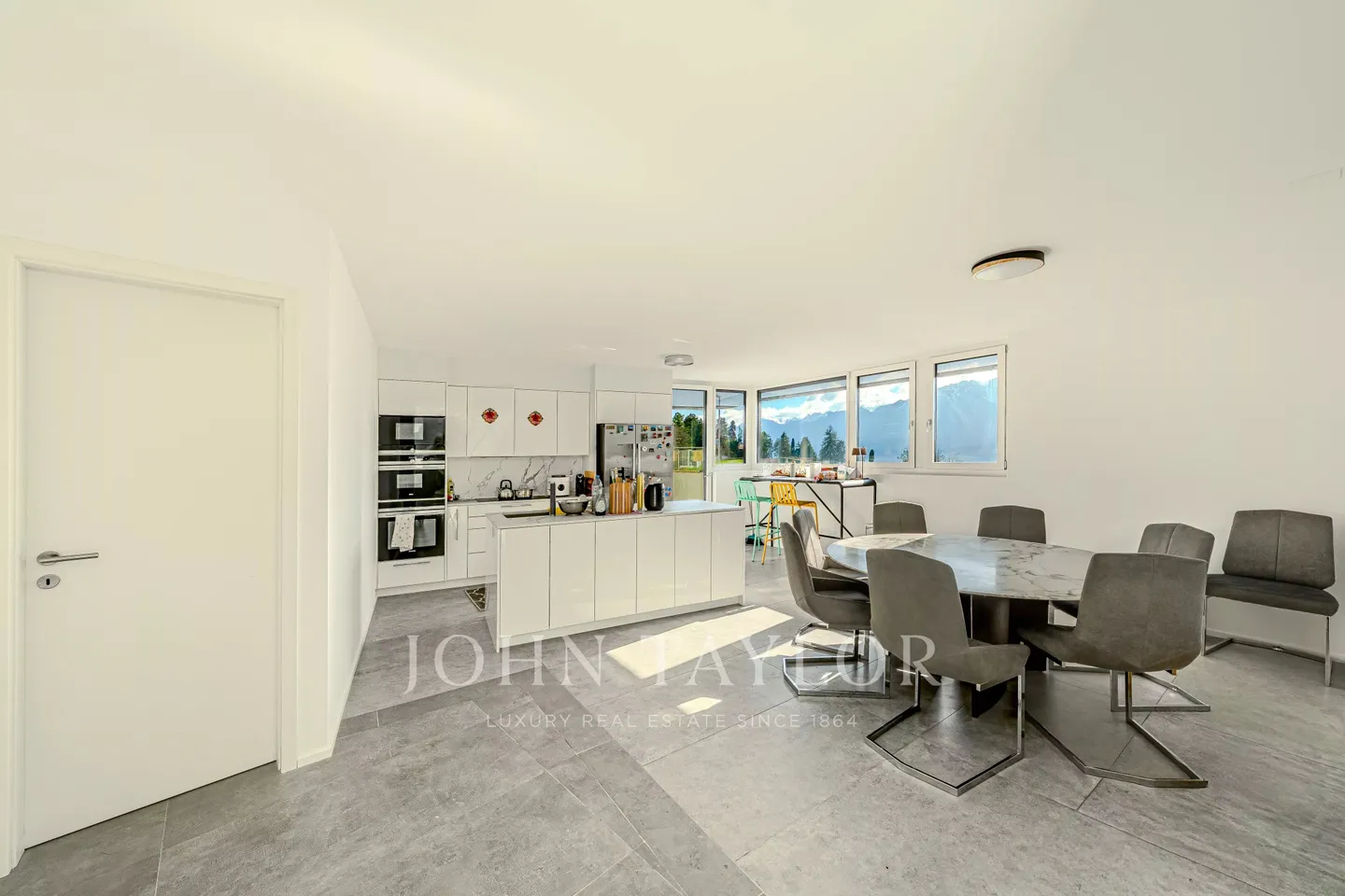 Contemporary villa with panoramic view in Brent - Photo 5 of 7