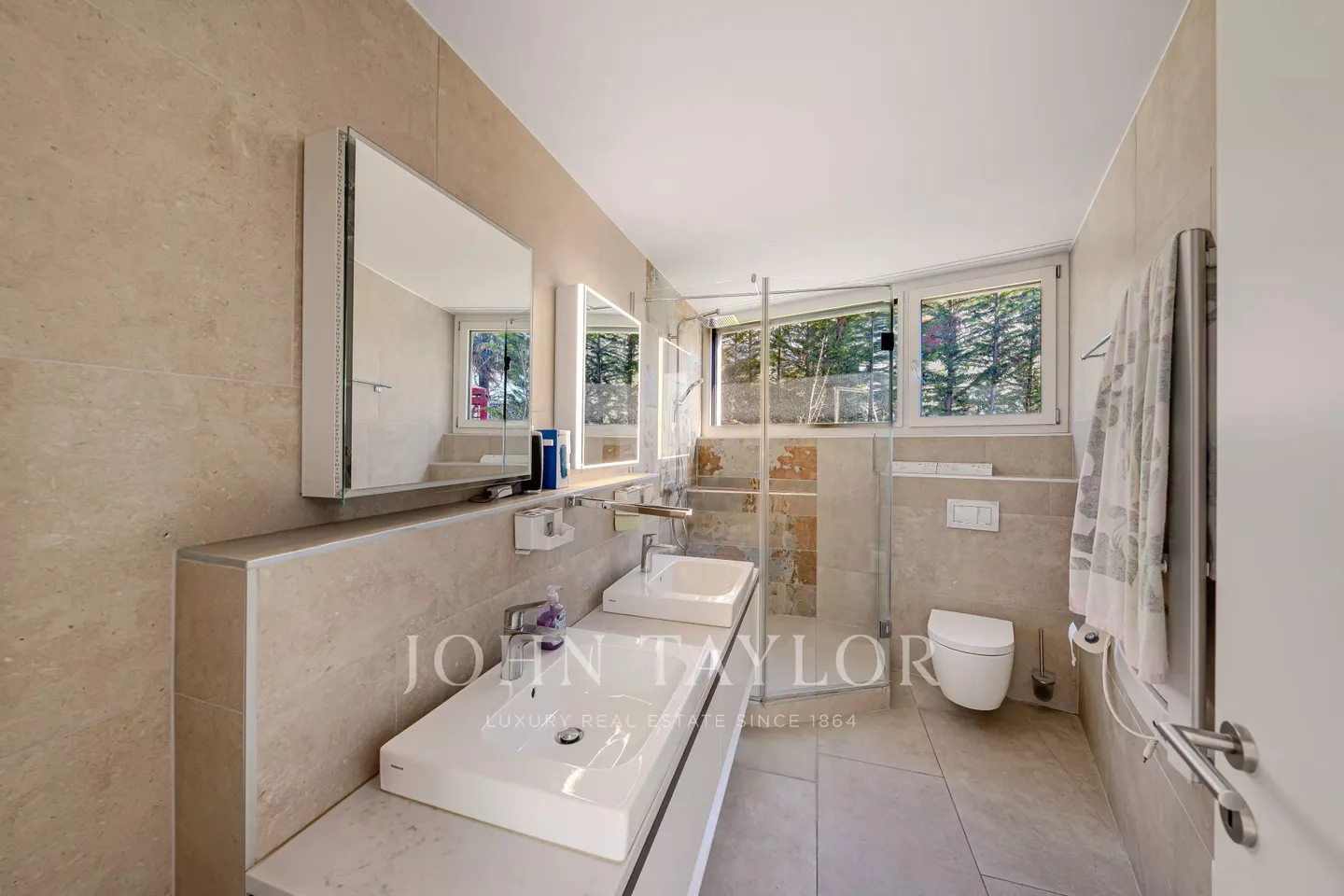 Contemporary villa with panoramic view in Brent - Photo 6 of 7