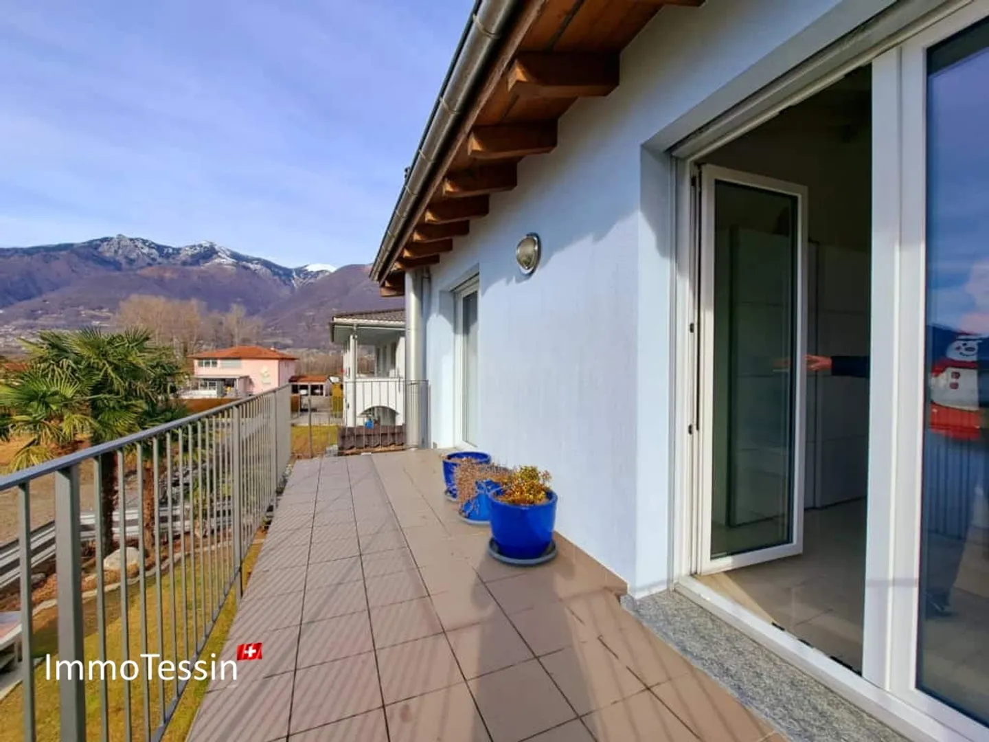 Beautiful and nearly new villa with large garden & pergola in a good location with all comforts - Photo 6 of 13