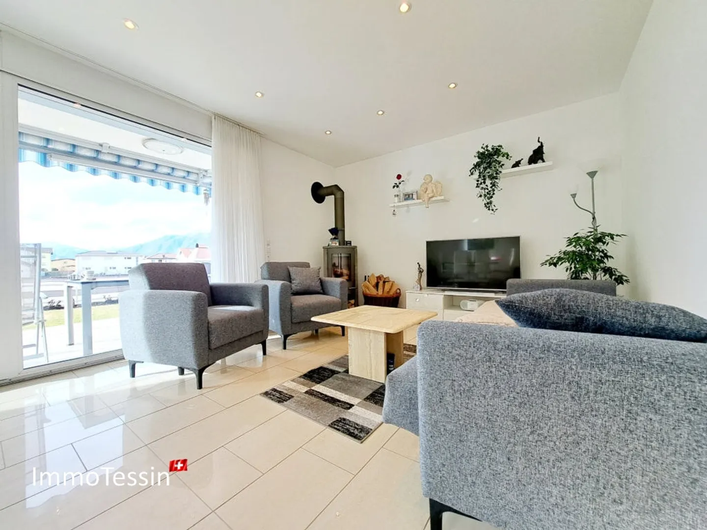 Beautiful and nearly new villa with large garden & pergola in a good location with all comforts - Photo 7 of 13