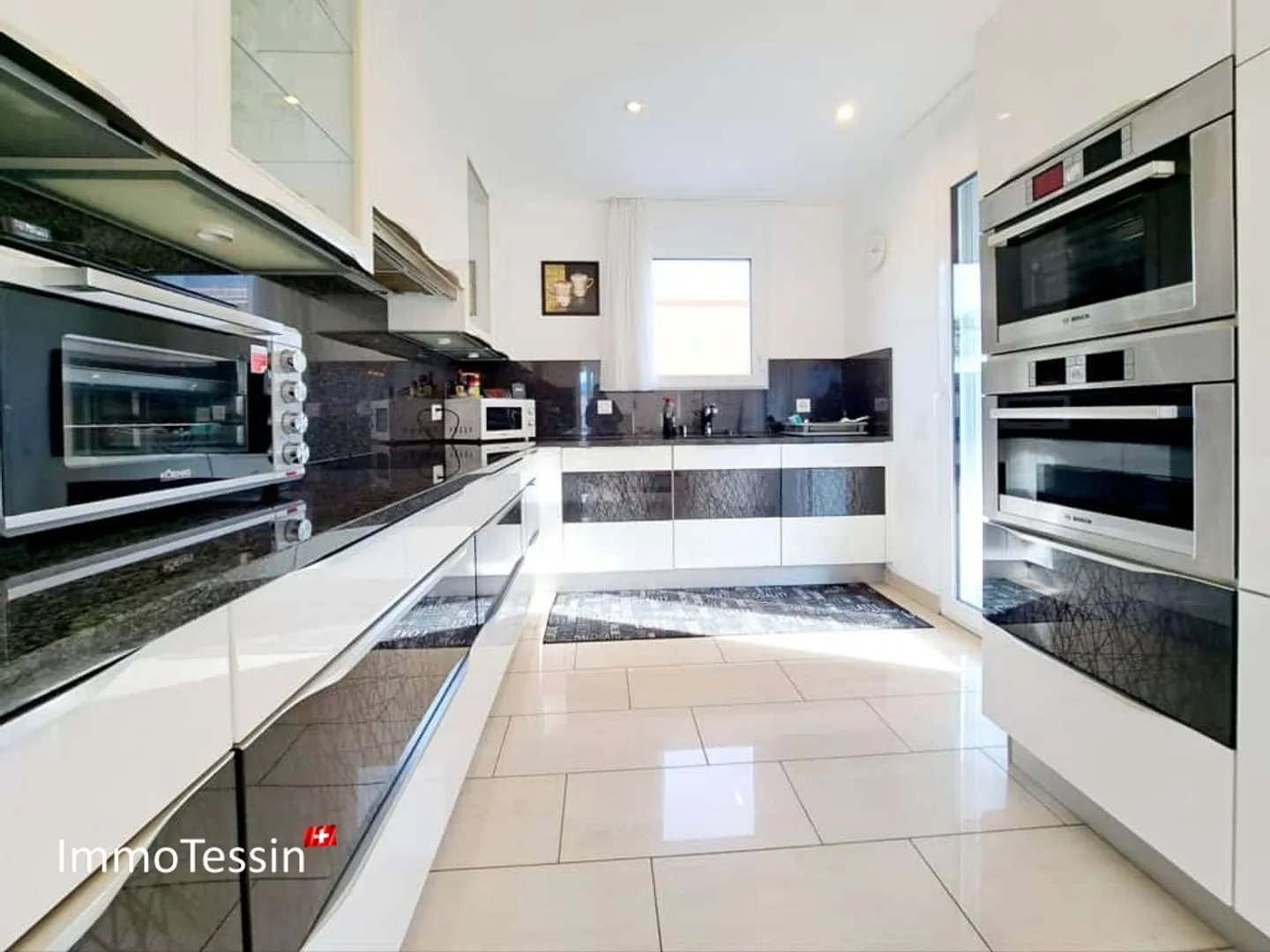 Beautiful and nearly new villa with large garden & pergola in a good location with all comforts - Photo 9 of 13