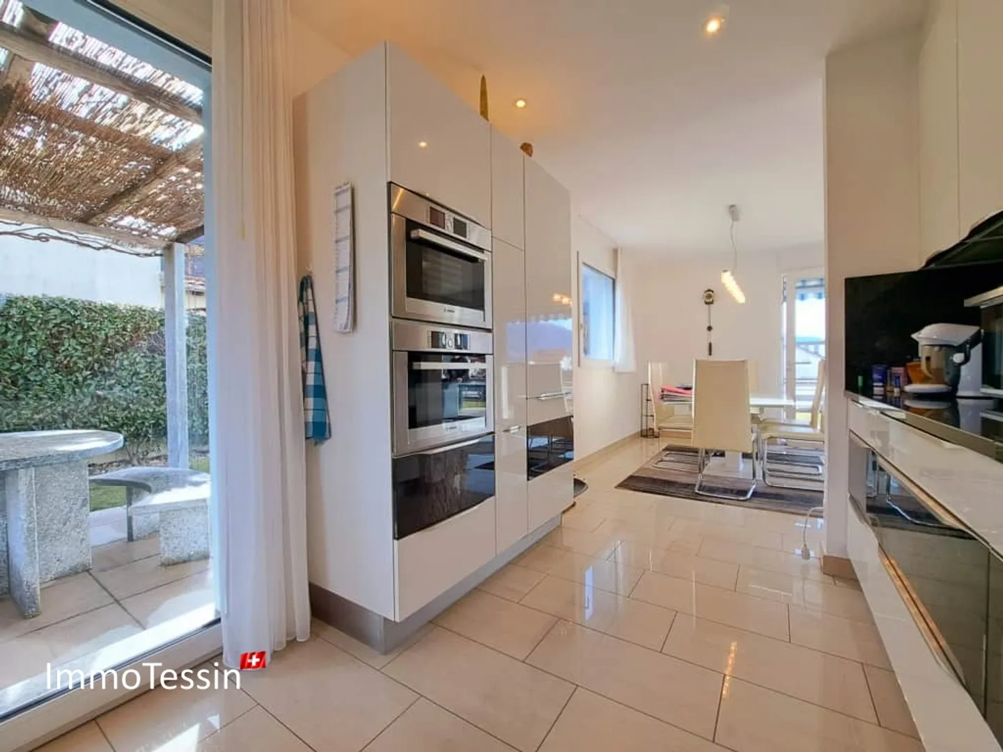 Beautiful and nearly new villa with large garden & pergola in a good location with all comforts - Photo 10 of 13