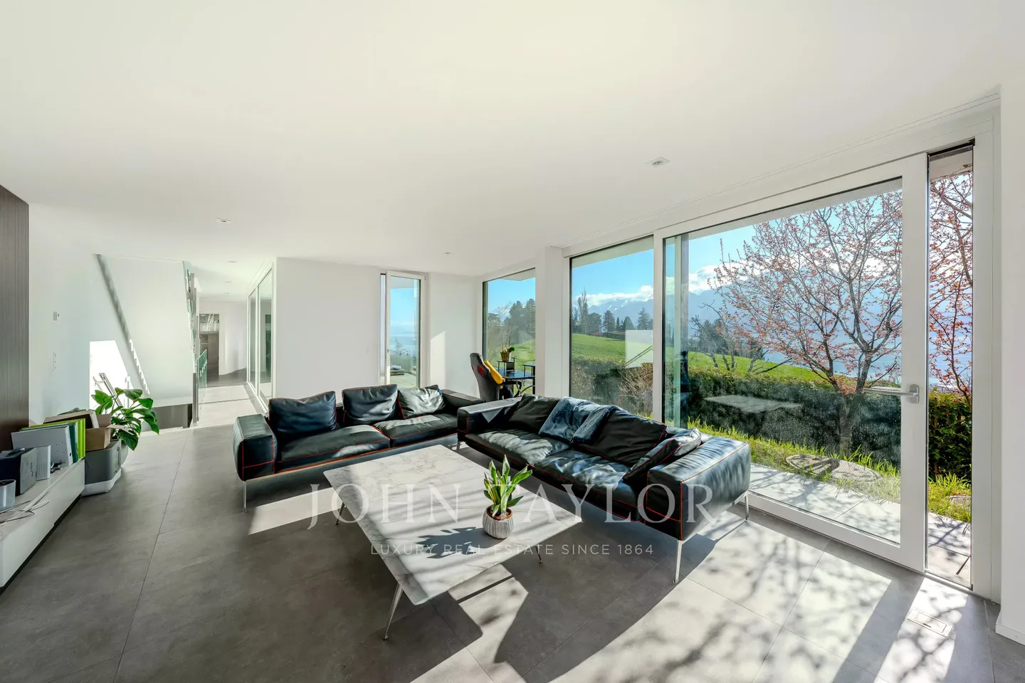 Contemporary villa with panoramic view in Brent - Photo 7 of 7
