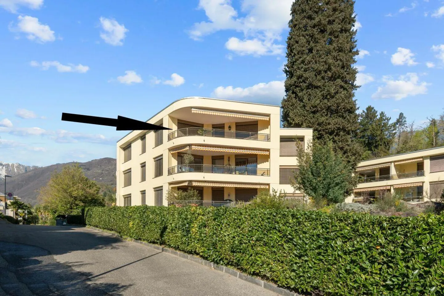 3.5-room apartment with covered terrace and beautiful lake view - Photo 1 of 13