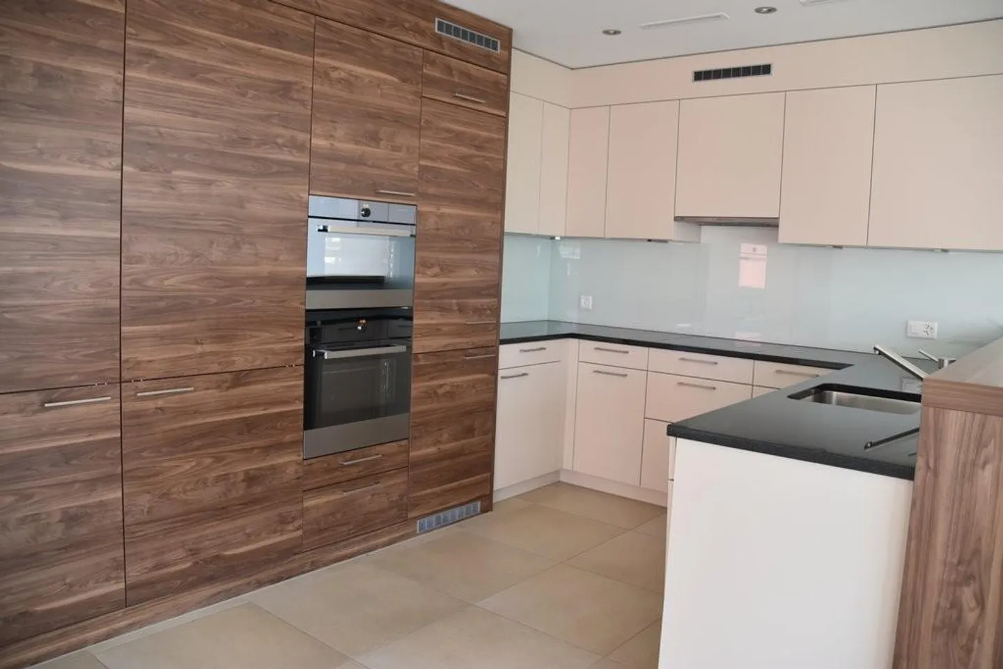 Modern, light-flooded 3.5-room apartment in Zurich Wollishofen - Photo 2 of 9