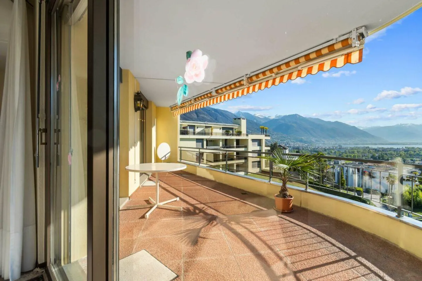 3.5-room apartment with covered terrace and beautiful lake view - Photo 5 of 13