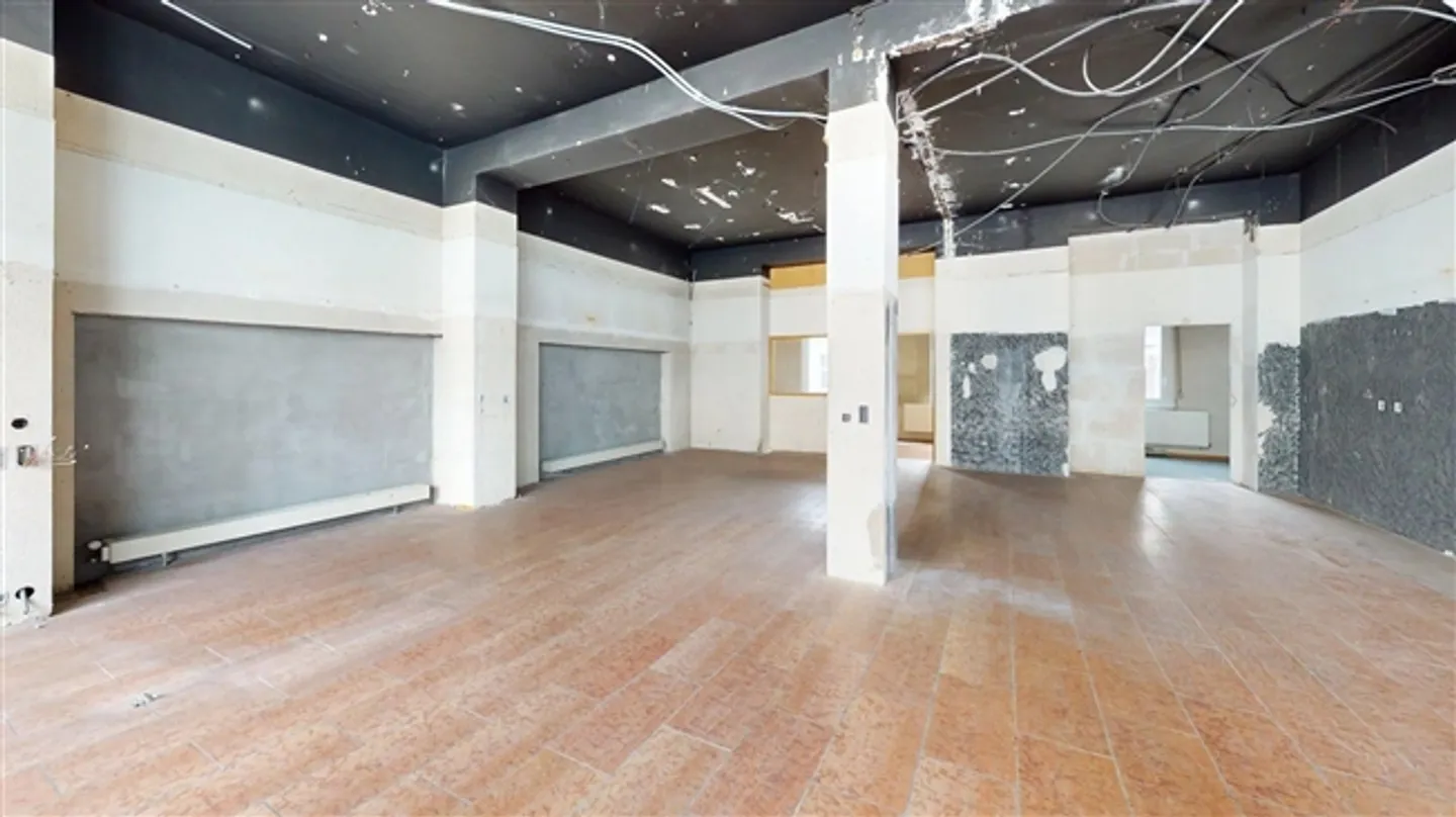 FOR RENT - COMMERCIAL SPACE OF 163 m² IN THE HEART OF SIERRE - Photo 3 of 9