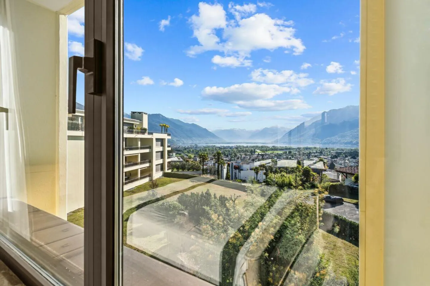 3.5-room apartment with covered terrace and beautiful lake view - Photo 9 of 13