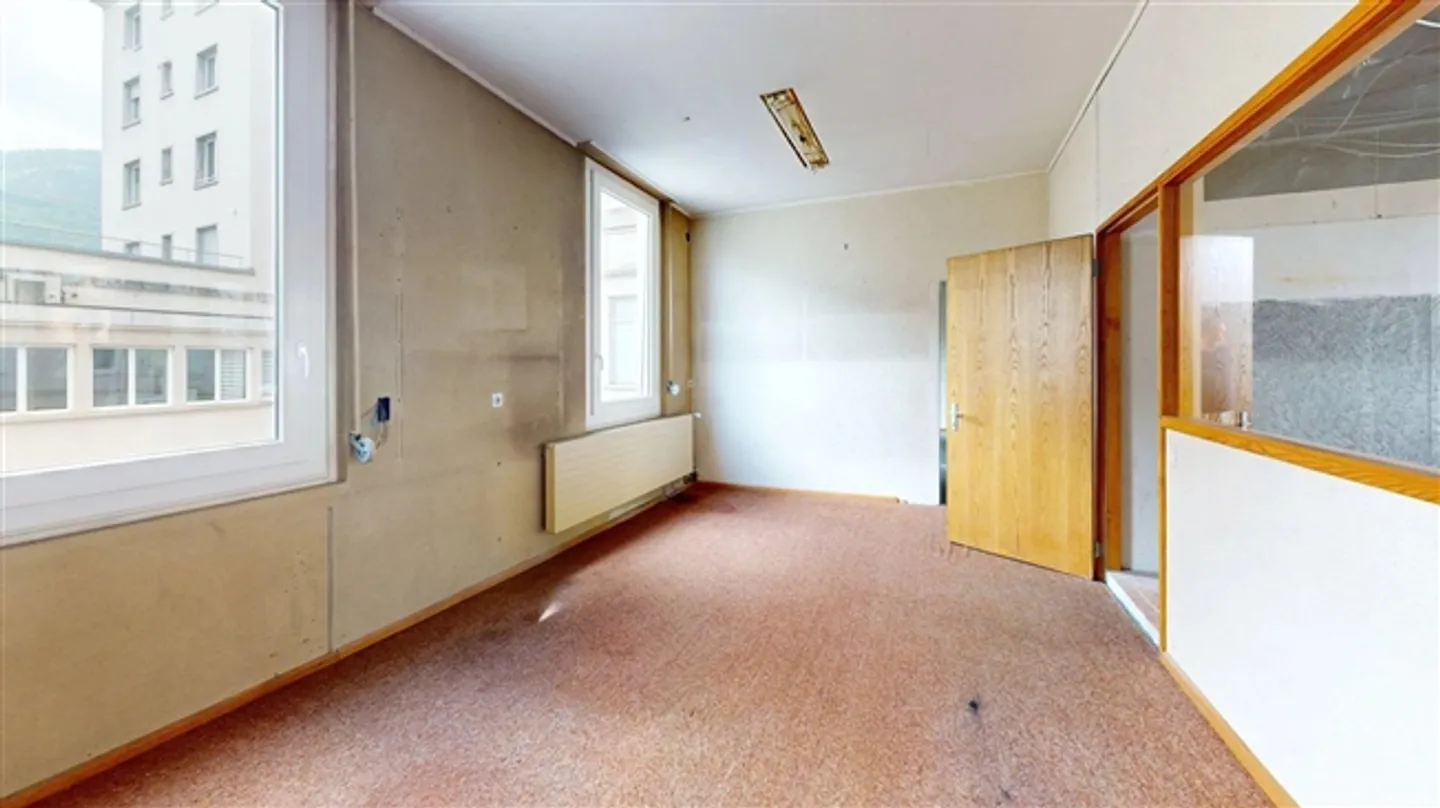 FOR RENT - COMMERCIAL SPACE OF 163 m² IN THE HEART OF SIERRE - Photo 4 of 9