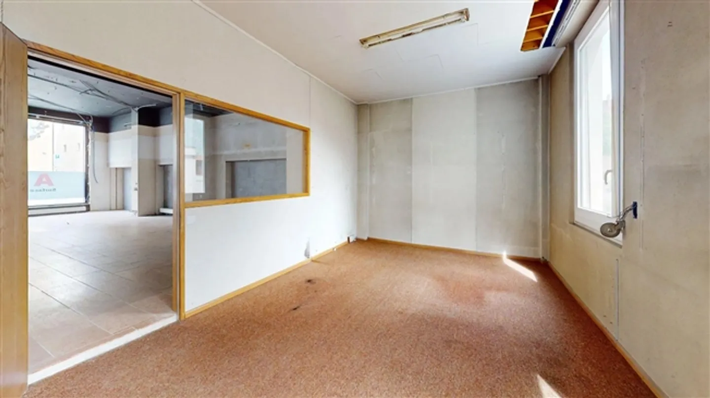 FOR RENT - COMMERCIAL SPACE OF 163 m² IN THE HEART OF SIERRE - Photo 5 of 9