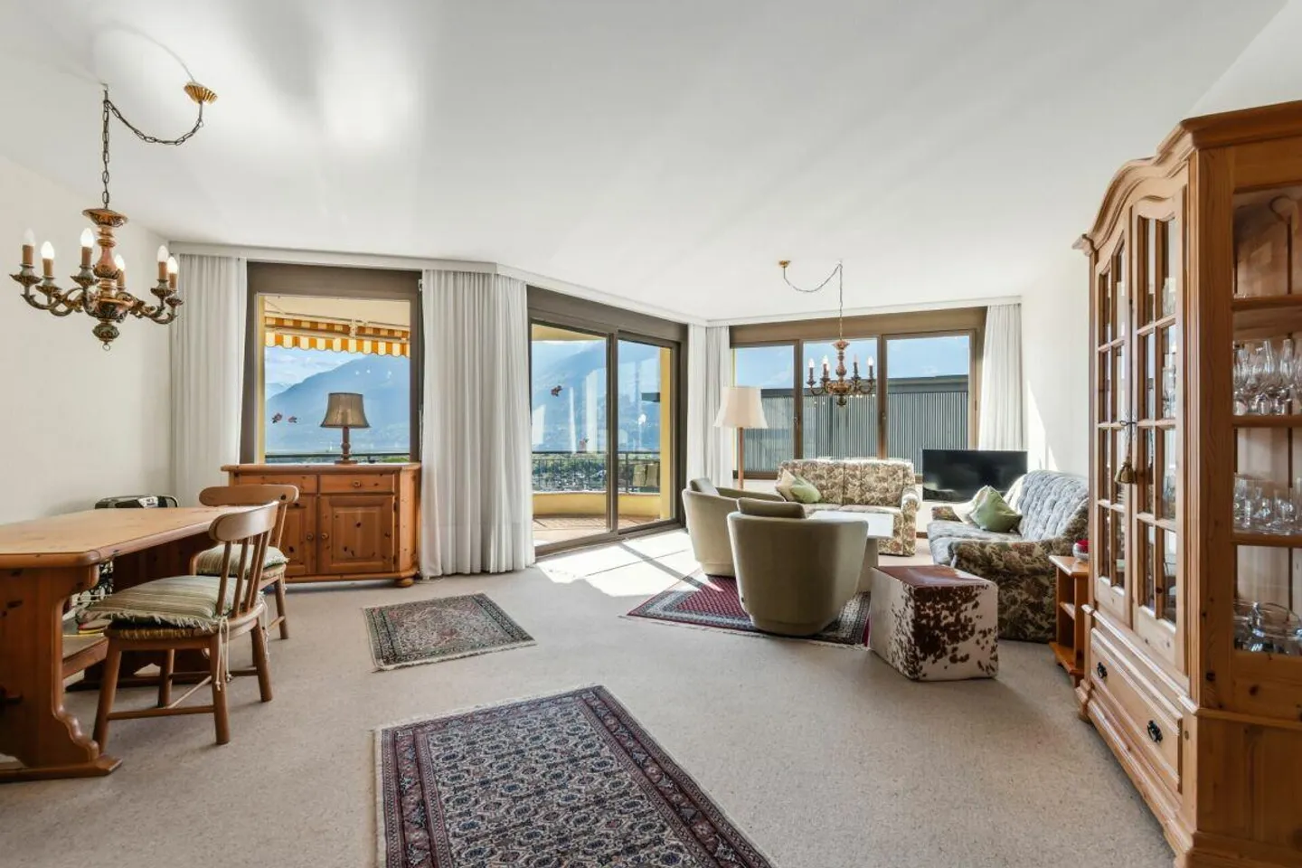 3.5-room apartment with covered terrace and beautiful lake view - Photo 3 of 13