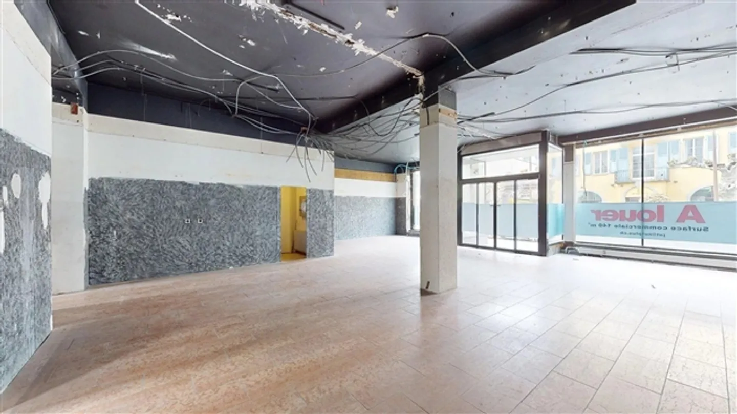 FOR RENT - COMMERCIAL SPACE OF 163 m² IN THE HEART OF SIERRE - Photo 2 of 9