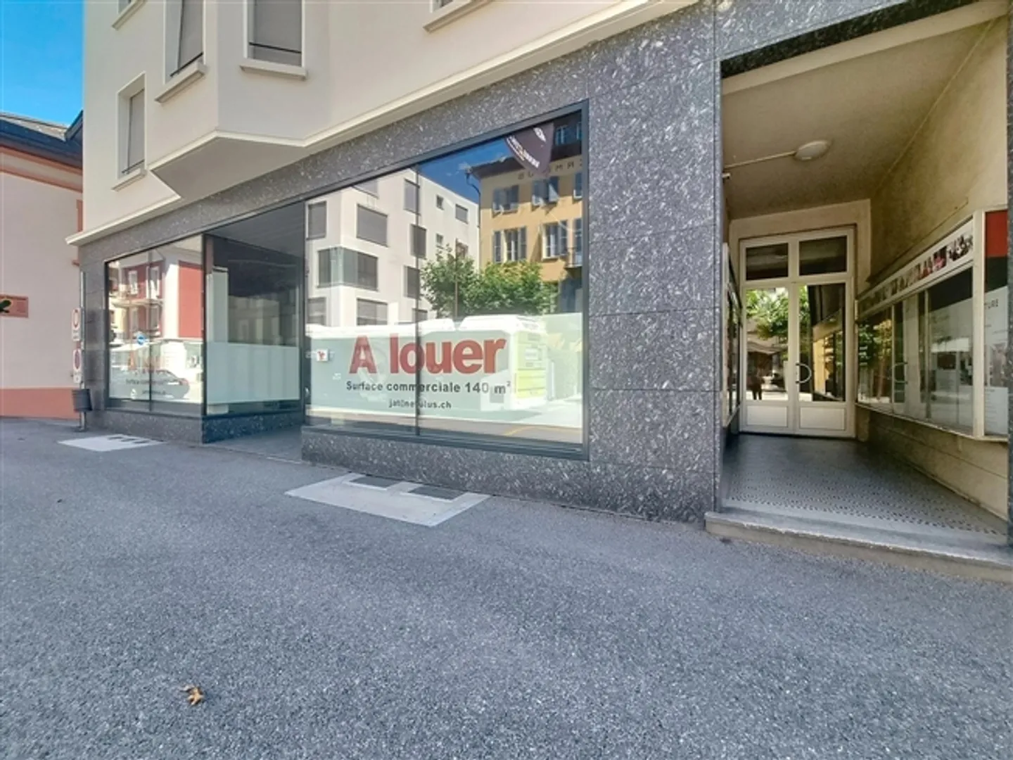 FOR RENT - COMMERCIAL SPACE OF 163 m² IN THE HEART OF SIERRE - Photo 8 of 9