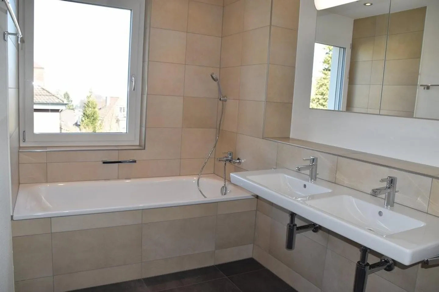 Modern, light-flooded 3.5-room apartment in Zurich Wollishofen - Photo 6 of 9