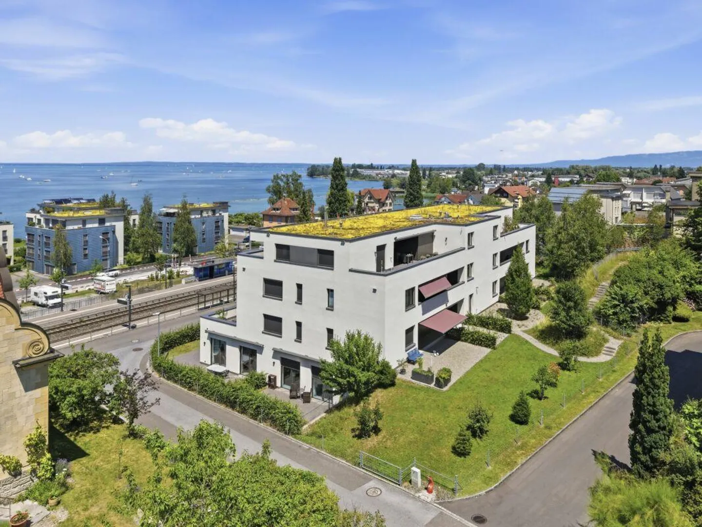 Appartement de jardin moderne, presque neuf, avec grande terrasse, à proximité immédiate du lac et de la gare - Photo 1 sur 30