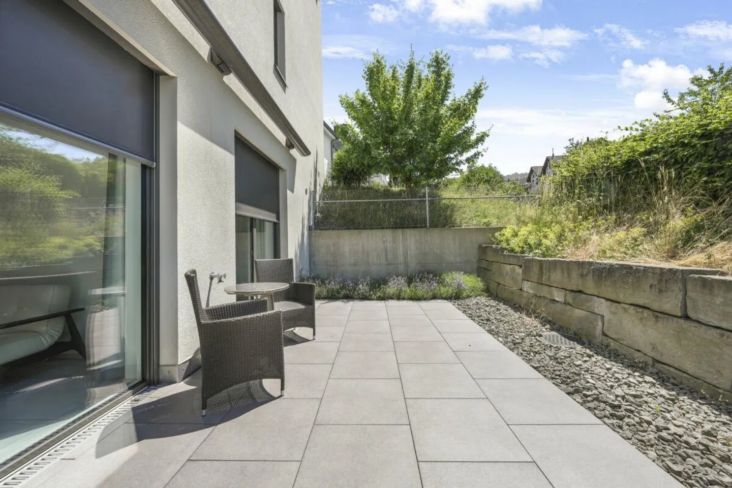 Appartement de jardin moderne, presque neuf, avec grande terrasse, à proximité immédiate du lac et de la gare - Photo 2 sur 30