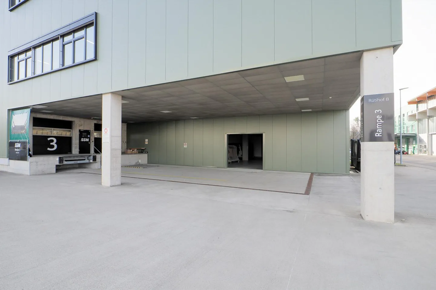 Espace commercial neuf attrayant avec entrepôts, bureau, rampe ! - Photo 2 sur 22